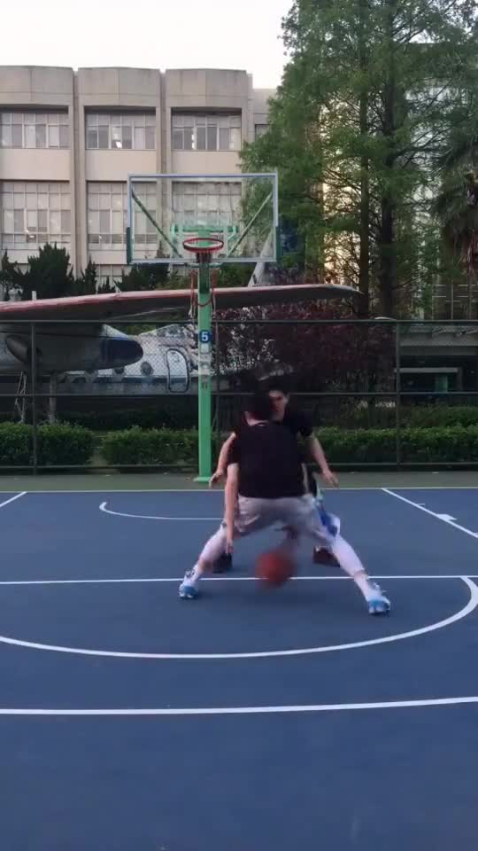 篮球场上,过人技巧是每位球员必备的技能之一。以下是30种简单而实用的过人技巧,让你在比赛中轻松突破对手防线。 篮球场上,过人技巧是每位球员必备的技能之一。以下是30种简单而实用的过人技巧,让你在比赛中轻松突破对手防线。